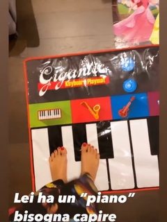 Caterina Balivo feet photo thumbnail