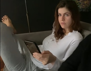 Alexandra Daddario feet photo thumbnail