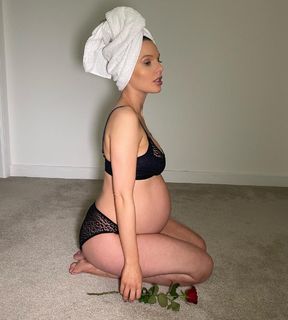 Helen Flanagan feet photo thumbnail