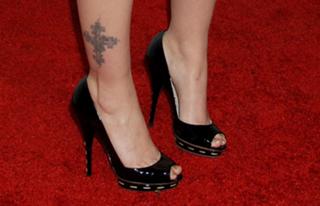 Drew Barrymore feet photo thumbnail