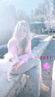 Kaley Cuoco feet photo thumbnail