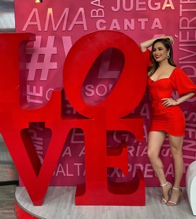 Cynthia Rodríguez feet photo thumbnail