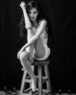 Mi Yang feet photo thumbnail