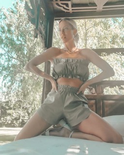 Nicole Neumann feet photo thumbnail