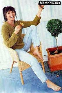Lucy Lawless feet photo thumbnail
