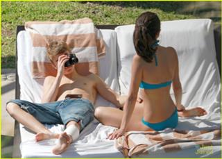 Selena Gomez feet photo thumbnail