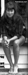 Lucy Lawless feet photo thumbnail