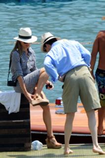 Hilary Swank feet photo thumbnail