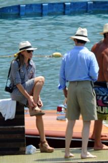 Hilary Swank feet photo thumbnail