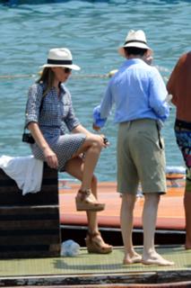 Hilary Swank feet photo thumbnail