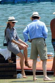 Hilary Swank feet photo thumbnail