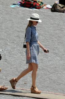 Hilary Swank feet photo thumbnail