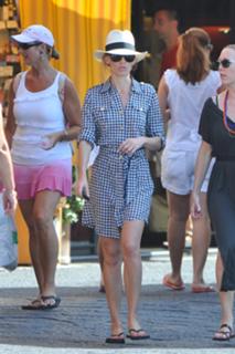 Hilary Swank feet photo thumbnail