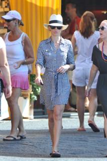 Hilary Swank feet photo thumbnail