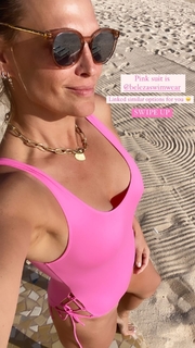 Molly Sims feet photo thumbnail
