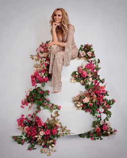 Amanda Holden feet photo thumbnail