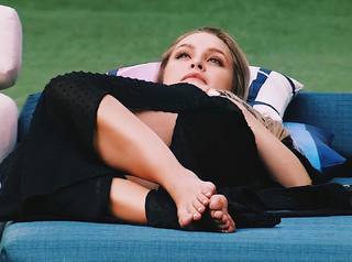 Carla Diaz feet photo thumbnail