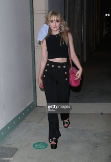 Kathryn Newton feet photo thumbnail