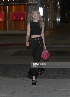 Kathryn Newton feet photo thumbnail