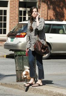 Liv Tyler feet photo thumbnail