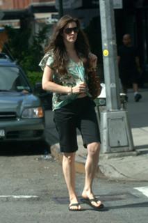 Liv Tyler feet photo thumbnail
