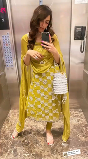 Hansika Motwani feet photo thumbnail