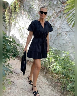 Molly Sims feet photo thumbnail