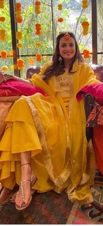 Dia Mirza feet photo thumbnail