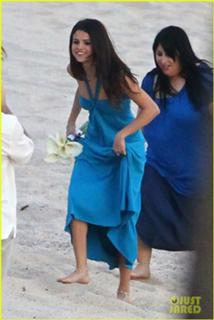 Selena Gomez feet photo thumbnail