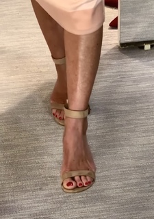 Kelly Ripa feet photo thumbnail