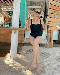 Molly Sims feet photo thumbnail