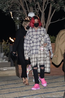 Miley Cyrus feet photo thumbnail