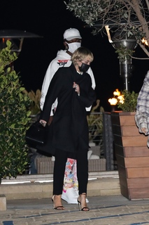 Miley Cyrus feet photo thumbnail