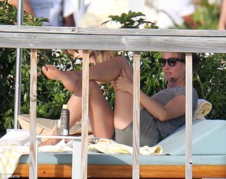 Uma Thurman feet photo thumbnail