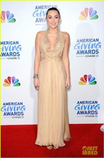 Miley Cyrus feet photo thumbnail