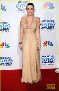 Miley Cyrus feet photo thumbnail