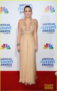 Miley Cyrus feet photo thumbnail
