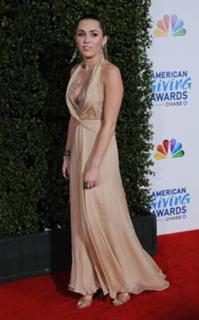 Miley Cyrus feet photo thumbnail