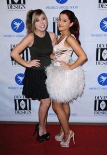 Ariana Grande feet photo thumbnail