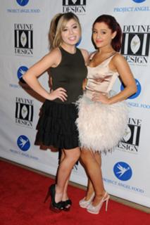 Ariana Grande feet photo thumbnail