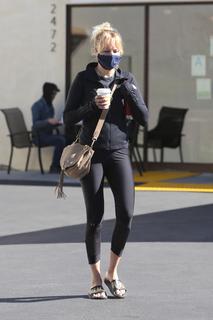 Malin Akerman feet photo thumbnail