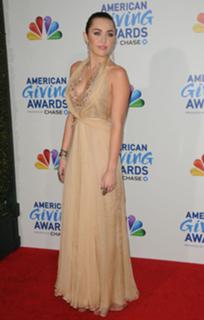 Miley Cyrus feet photo thumbnail