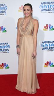 Miley Cyrus feet photo thumbnail