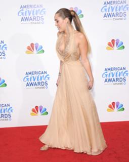 Miley Cyrus feet photo thumbnail