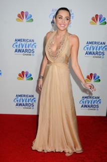 Miley Cyrus feet photo thumbnail