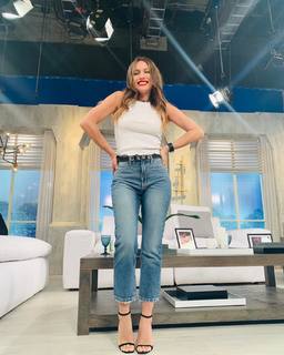 Carolina Ardohain feet photo thumbnail