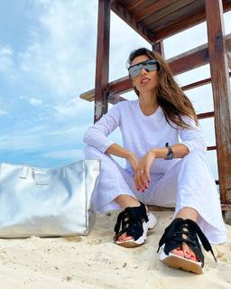 Carolina Ardohain feet photo thumbnail