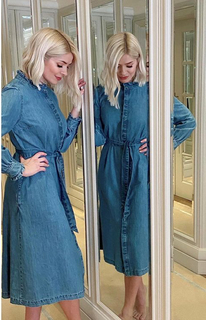 Holly Willoughby feet photo thumbnail