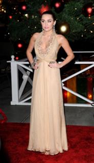 Miley Cyrus feet photo thumbnail