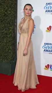 Miley Cyrus feet photo thumbnail